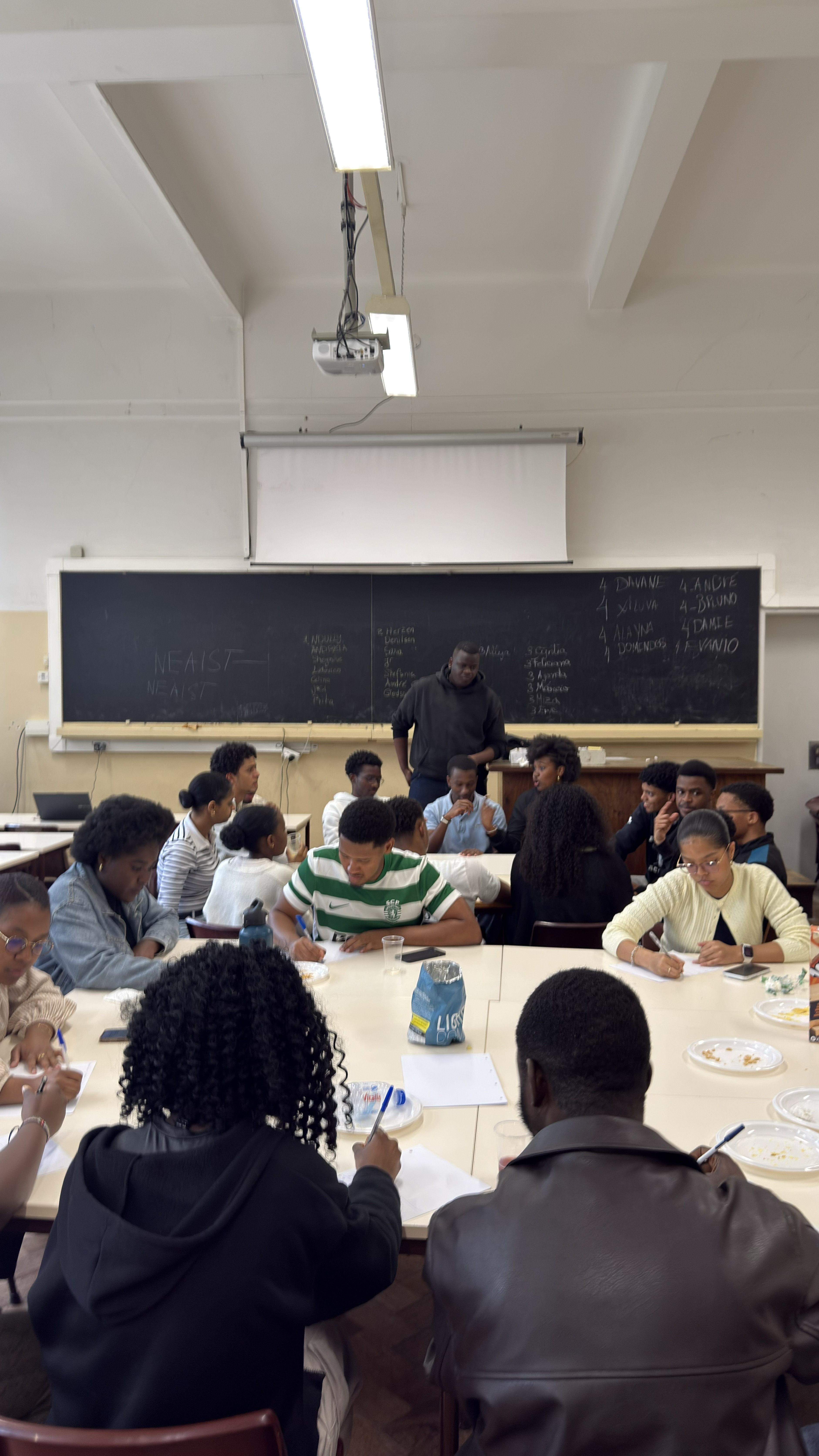Estudantes reunidos durante a tarde do Game Day do NEAIST